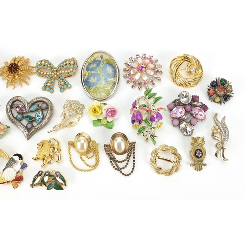 1543 - Vintage and later brooches, some jewelled and enamel including Sophie Goetsch