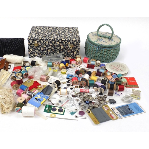 21 - Vintage and later sewing items and a beadwork clutch bag