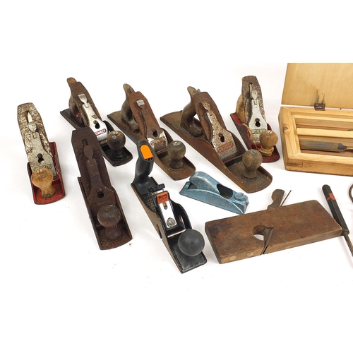 1786 - Large selection of vintage woodworking planes and four Marples chisels including Record No 05, Acorn... 