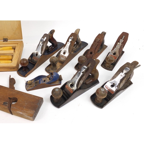 1786 - Large selection of vintage woodworking planes and four Marples chisels including Record No 05, Acorn... 