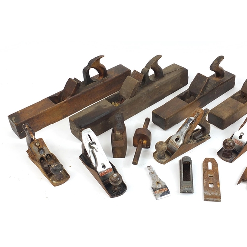 1789 - Large selection of vintage woodworking planes including Stanley, Bailey and Record No 05