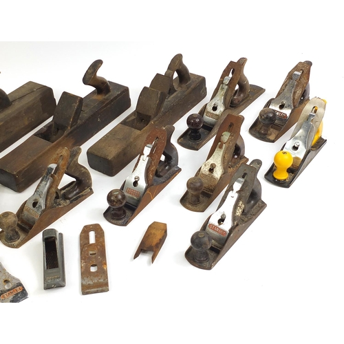 1789 - Large selection of vintage woodworking planes including Stanley, Bailey and Record No 05