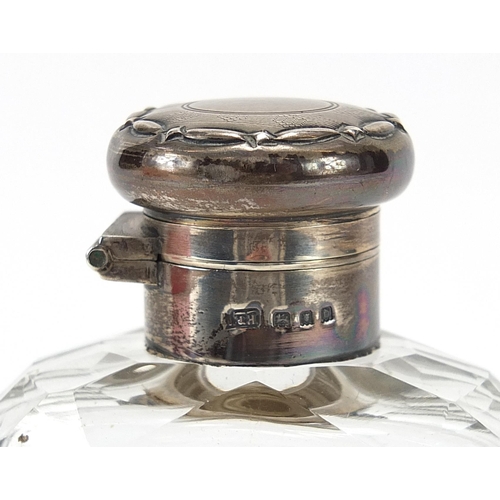 140 - Walker & Hall, George V silver and cut glass hip flask with detachable cup, London 1919, 12cm high, ... 