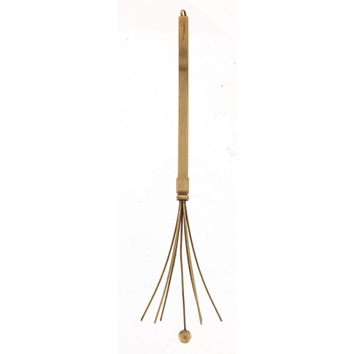 509 - 9ct gold propelling cocktail swizzle stick, 12cm in length extended, 6.5g