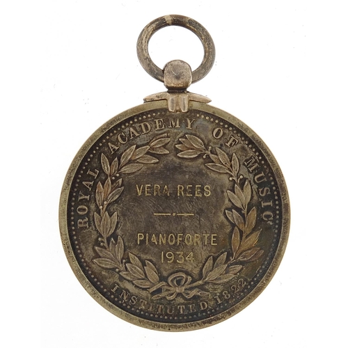 557 - Royal Academy of Music silver medal housed in a John Pinches fitted case, presented to Vera Rees, pi... 