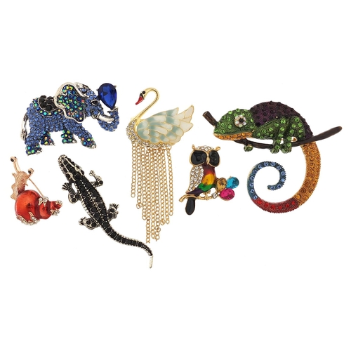 942 - Six jewelled and enamel animal and insect brooches including swan with tassels, chameleon, crocodile... 