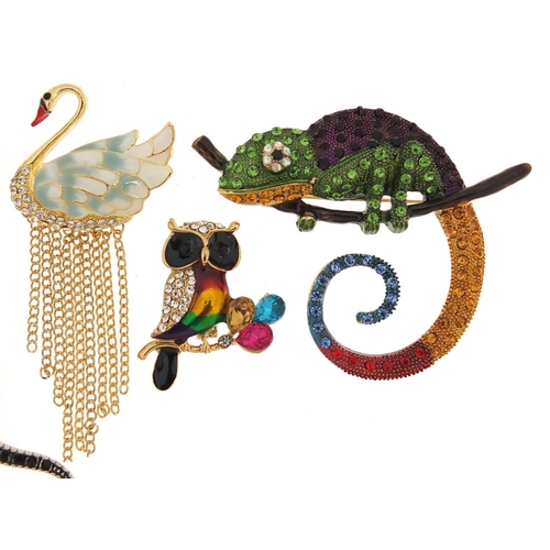 942 - Six jewelled and enamel animal and insect brooches including swan with tassels, chameleon, crocodile... 