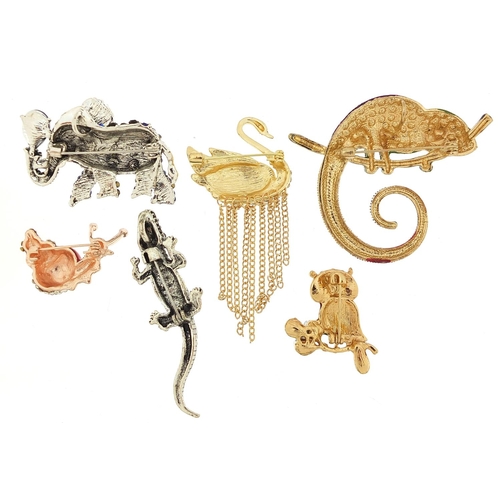 942 - Six jewelled and enamel animal and insect brooches including swan with tassels, chameleon, crocodile... 