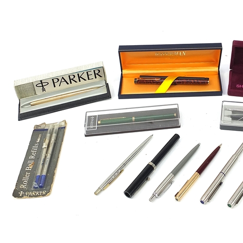 418 - Fountain pens and ballpoint pens including Watermans, Parker, Shaeffer and Cross, some with boxes