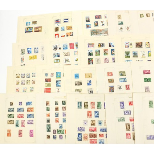 1940 - Extensive Italian collection of stamps on several pages