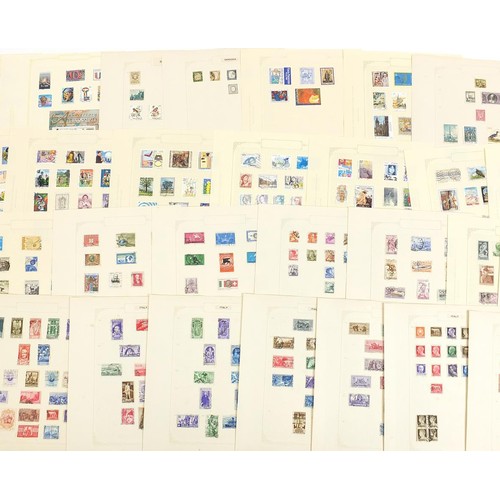 1940 - Extensive Italian collection of stamps on several pages