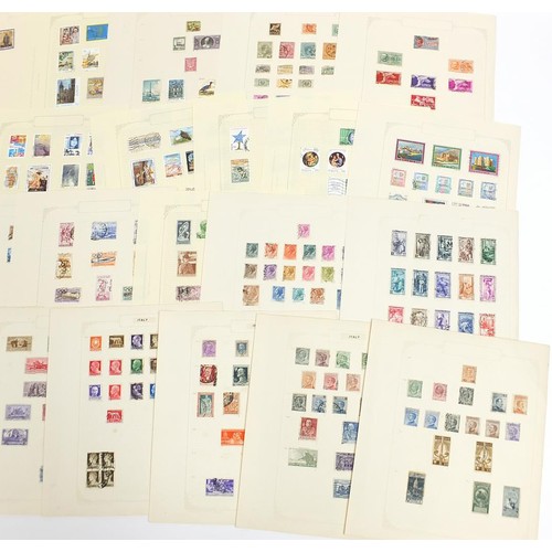 1940 - Extensive Italian collection of stamps on several pages