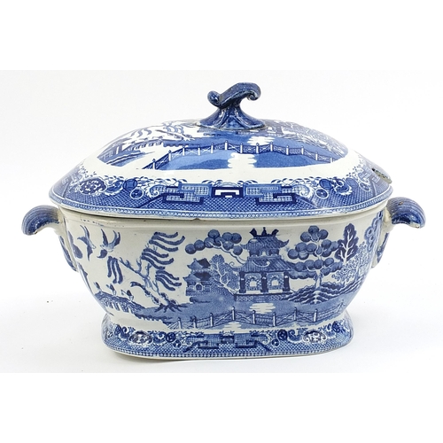 52 - Large Victorian blue and white Willow pattern pottery tureen and cover, 24cm high