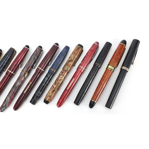 60 - Fifteen vintage and later fountain pens including Sheaffer, Kingswood, Unique and Osmiroid, some wit... 