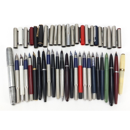 61 - Collection of vintage and later fountain pens, predominantly Parker