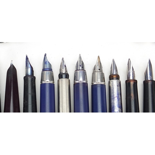 61 - Collection of vintage and later fountain pens, predominantly Parker