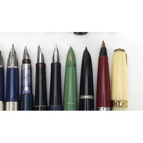 61 - Collection of vintage and later fountain pens, predominantly Parker