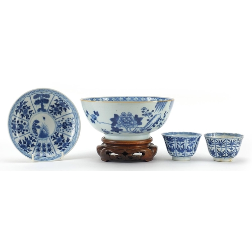 177 - Chinese blue and white porcelain comprising a bowl on stand, two tea bowls and one saucer, the tea b... 