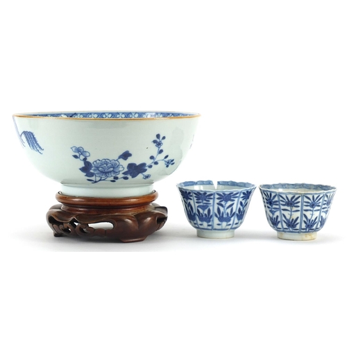 177 - Chinese blue and white porcelain comprising a bowl on stand, two tea bowls and one saucer, the tea b... 