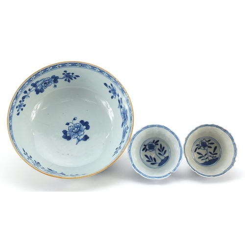 177 - Chinese blue and white porcelain comprising a bowl on stand, two tea bowls and one saucer, the tea b... 