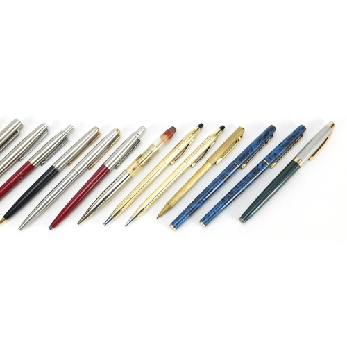 65 - Eighteen Vintage pens including Parker