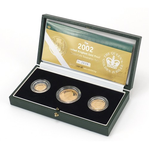 46A - Elizabet II 2002 gold proof three coin sovereign set with box and certificate, comprising Two Pounds... 