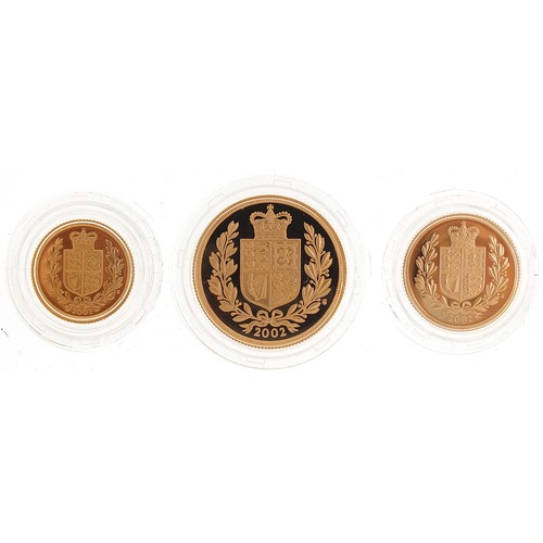 46A - Elizabet II 2002 gold proof three coin sovereign set with box and certificate, comprising Two Pounds... 