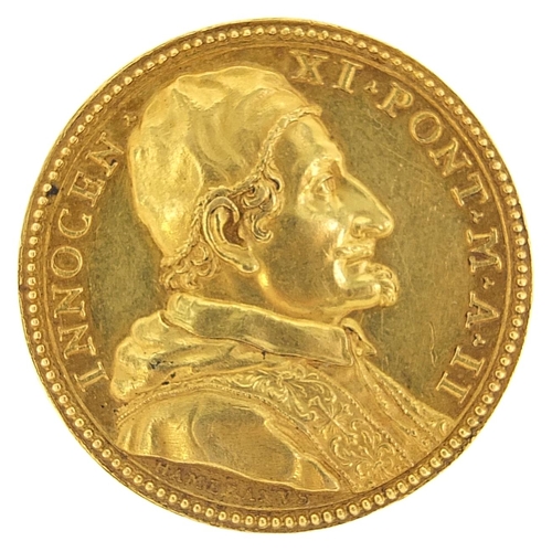 1107 - 17th century gold medal with bust of Pope Innocent XI, dated 1678, 20.0g