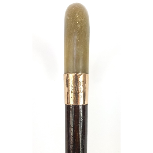 945 - Rosewood walking stick with horn handle and 9ct gold collar impressed Kendall, 86cm in length