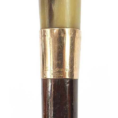 945 - Rosewood walking stick with horn handle and 9ct gold collar impressed Kendall, 86cm in length