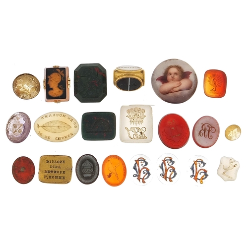 115 - Collection of antique intaglio seals including carnelian, bloodstone and citrine, the largest 1.8cm ... 