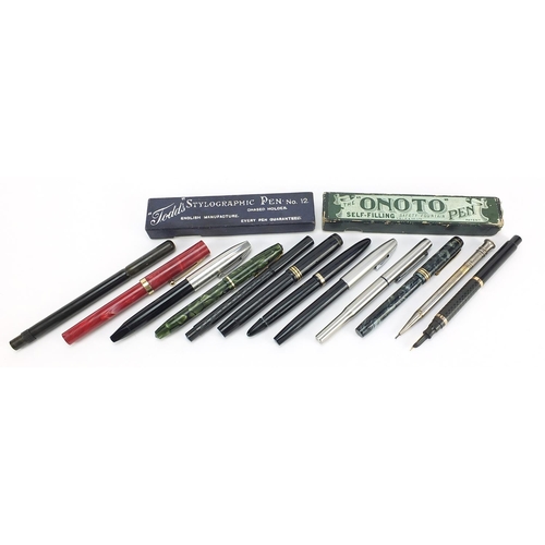 962 - Vintage and later fountain pens, some with gold nibs including Sheaffer, Conway Stewart and Parker