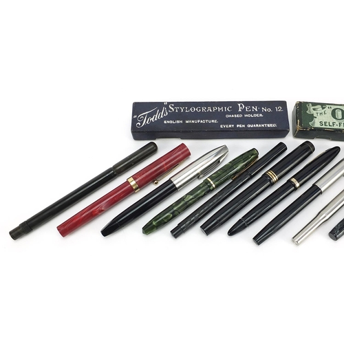 962 - Vintage and later fountain pens, some with gold nibs including Sheaffer, Conway Stewart and Parker