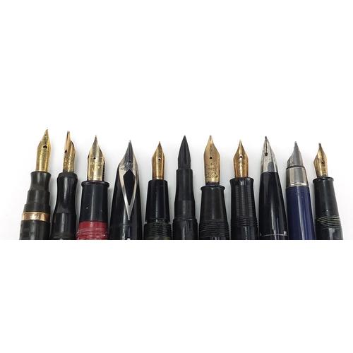 962 - Vintage and later fountain pens, some with gold nibs including Sheaffer, Conway Stewart and Parker