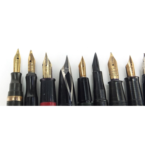 962 - Vintage and later fountain pens, some with gold nibs including Sheaffer, Conway Stewart and Parker