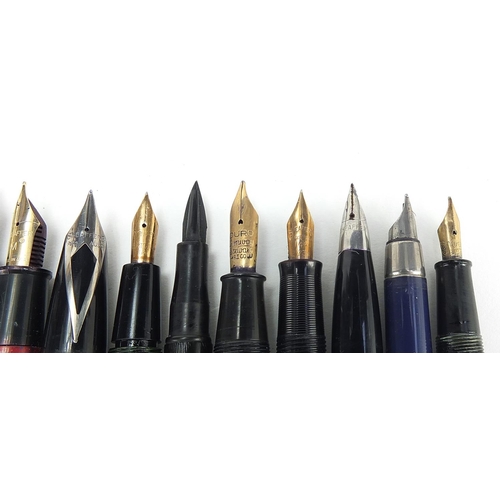 962 - Vintage and later fountain pens, some with gold nibs including Sheaffer, Conway Stewart and Parker