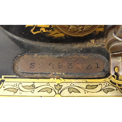 2087 - Victorian black enamel Singer sewing machine with mahogany case, numbered S2293131, 43cm in length