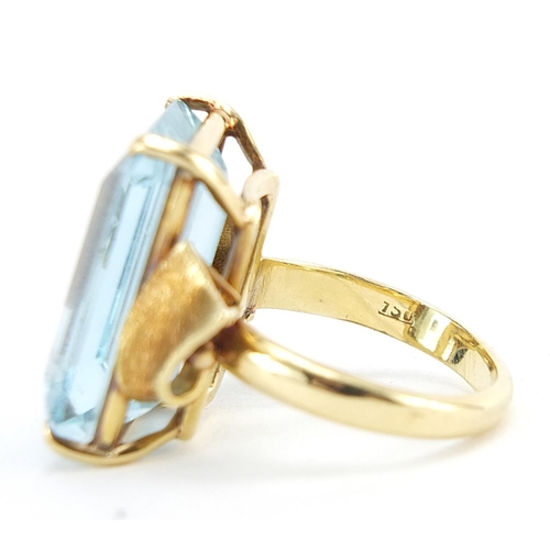 107 - 18ct gold Brazilian aquamarine single stone ring, apprixmately 18.75ct, size N, 11.2g