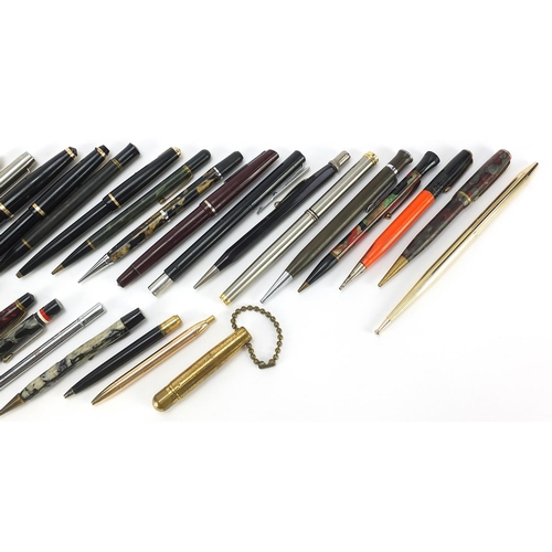 961 - Collection of fountain pens and propelling pencils, some marbleised including Onoto and Parker