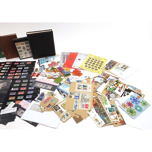 2125 - Collection of stamps, some arranged in albums including booklets