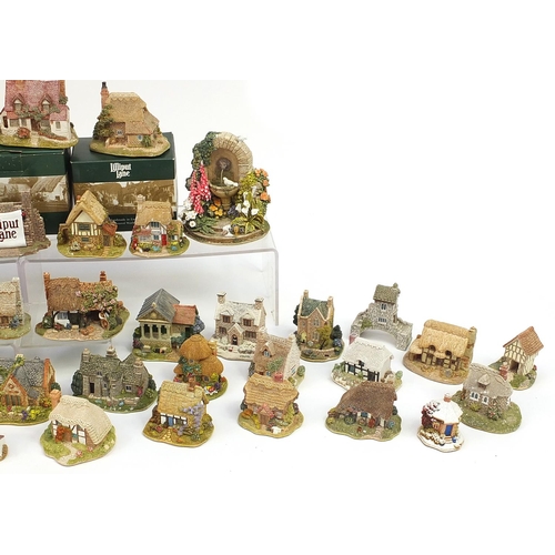 1993 - Large collection of Lilliput Lane model cottages, some with boxes including Pat Cohan's Bar, Ostler'... 