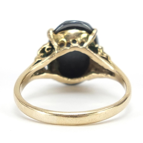 173 - 9ct gold black stone ring, size P, 4.1g