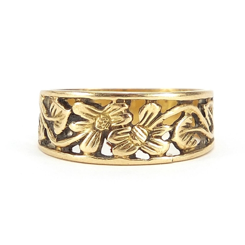 206 - 18ct gold ring pierced with flowers, size O/P, 4.0g