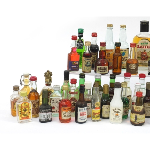 1981 - Large collection of alcohol miniatures and larger bottles of alcohol including Smirnoff vodka, Beefe... 