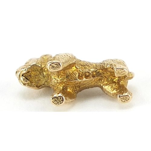 210 - 9ct gold dog charm, 1.4cm wide, 1.9g