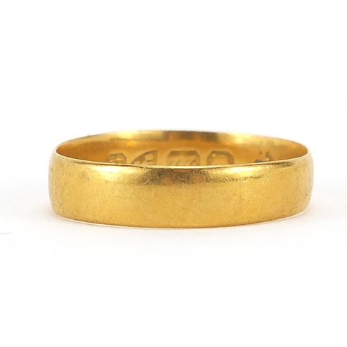 131 - 22ct gold wedding band, size O, 2.5g