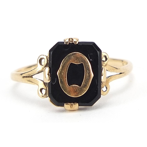 55 - 9ct gold black onyx initial O signet ring, size M, 1.4g