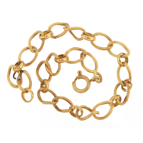 205 - 18ct gold bracelet, 20cm in length, 6.8g