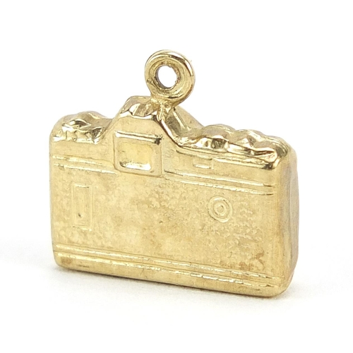 283 - Unmarked gold camera charm, 1.3cm in length, 0.9g