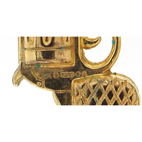 298 - 9ct gold revolver charm, 2.5cm wide, 1.0g